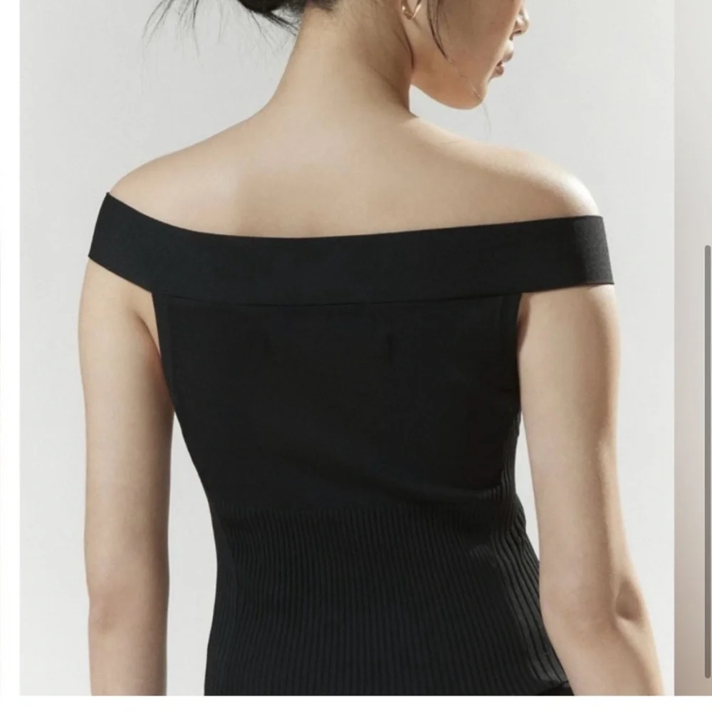 Silence + Noise Urban Outfitters Black Off-Shoulder Top with Cutout Detail - Picture 4 of 4